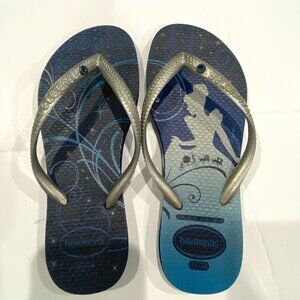 Havaianas girl's youth size 3/4, Cinderella themed sandals with blue jewel.